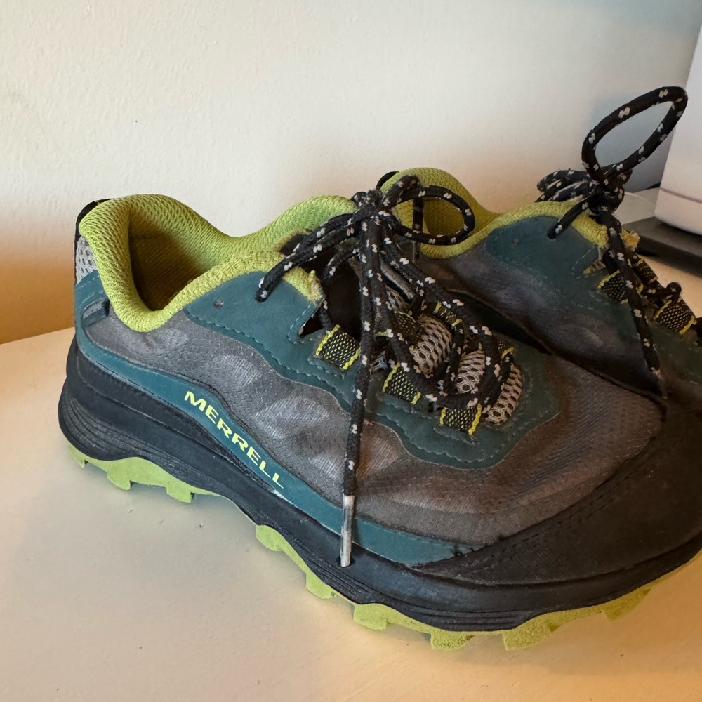 Merrell Boys Moab Speed Low Waterproof Hiking 
Size 2 Boys 
Grey, green, blue